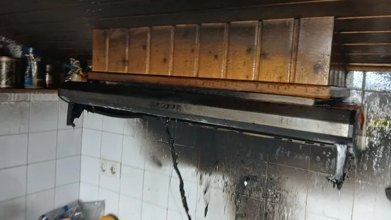 Incendio en una cocina de Oleiros obliga a la intervención de emergencias tras una intensa acumulación de humo. Intervención rápida