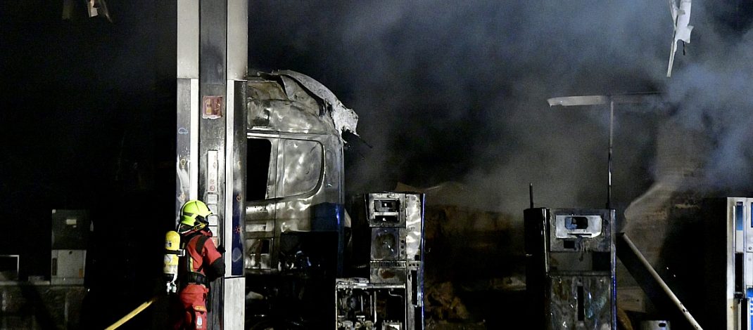 Susto en Valdecarpinteros: Un camión envuelto en llamas mientras cargaba combustible. Incendio en la estación de servicio