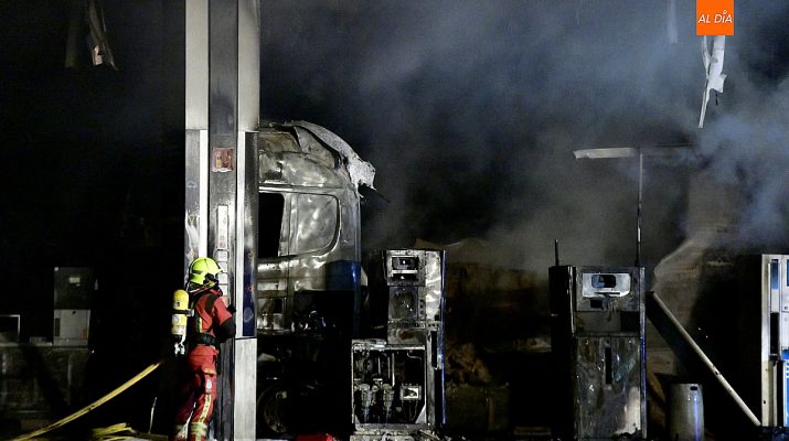 Susto en Valdecarpinteros: Un camión envuelto en llamas mientras cargaba combustible. Incendio en la estación de servicio