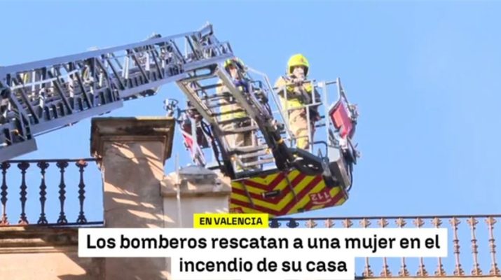 Rescate urgente tras un incendio en una vivienda de Valencia que obligó a desplegar un amplio operativo de emergencia