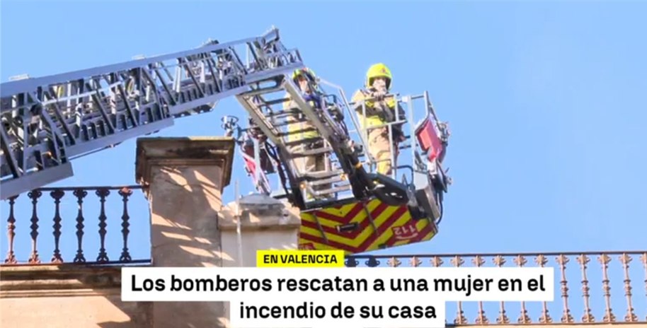 Rescate urgente tras un incendio en una vivienda de Valencia que obligó a desplegar un amplio operativo de emergencia