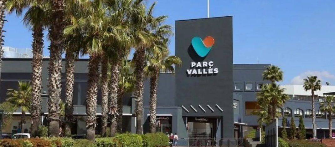 Incendio nocturno en Parc Vallès obliga a evacuar restaurantes y sorprende a decenas de comensales. Un incendio que