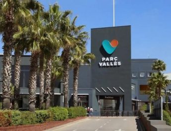 Incendio nocturno en Parc Vallès obliga a evacuar restaurantes y sorprende a decenas de comensales. Un incendio que