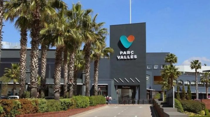 Incendio nocturno en Parc Vallès obliga a evacuar restaurantes y sorprende a decenas de comensales. Un incendio que