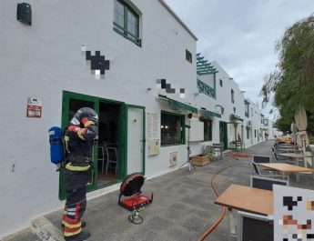 Incendio en la cocina de un restaurante en Costa Teguise obliga a activar el protocolo de emergencias. Intervención inmediata