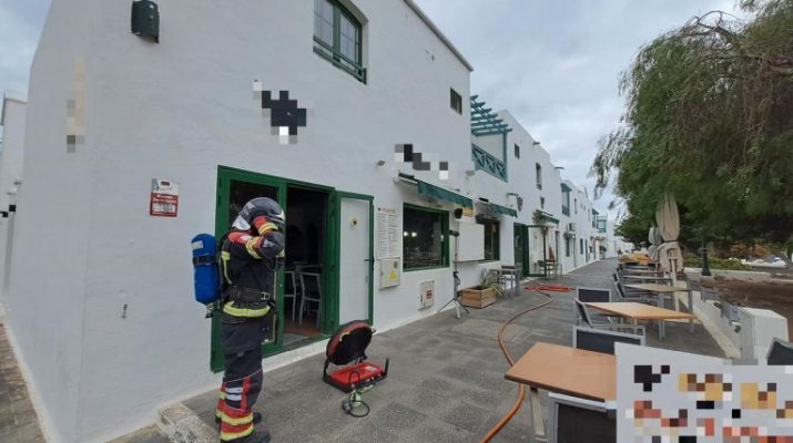 Incendio en la cocina de un restaurante en Costa Teguise obliga a activar el protocolo de emergencias. Intervención inmediata